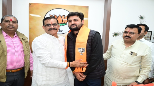 Pandhurna Mahila Congress President Lok Sabha General Secretary of Panna Youth Congress joins BJP