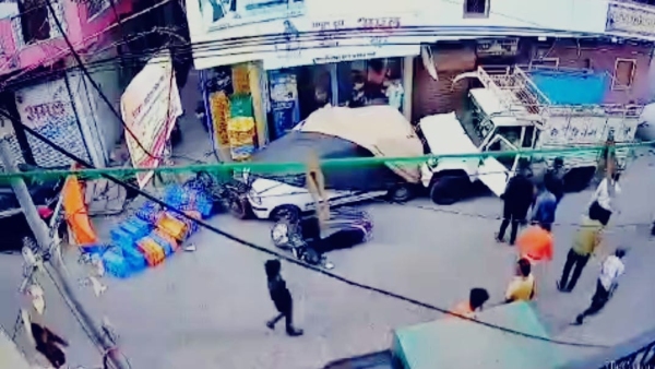 Loading vehicle collided in Jahangirabad Bank Colony CCTV video of the incident surfaced