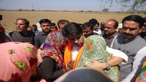 Jyotiraditya Scindia distributing compensation amount among farmers in Guna Shivpuri Ashoknagar