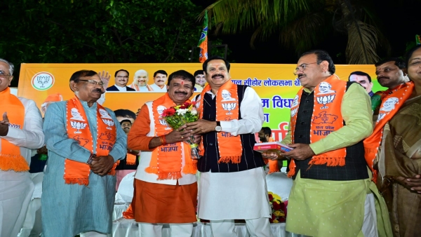Mahendra Singh made hundreds of workers including Mohan Rathore of Congress Kisan Morcha join BJP