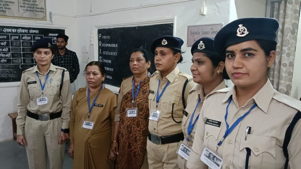 On occasion of International Women s Day female staff took full responsibility for 24 hours in Jail Betul