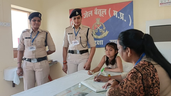 On occasion of International Women s Day female staff took full responsibility for 24 hours in Jail Betul