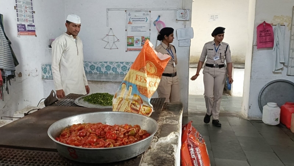 On occasion of International Women s Day female staff took full responsibility for 24 hours in Jail Betul