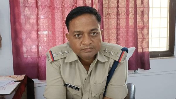 Angered by love marriage in betul family members caught hold of a young woman and beat her Angered by love marriage in betul family members caught hold of a young woman and beat her
