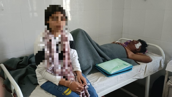 Angered by love marriage in betul family members caught hold of a young woman and beat her Angered by love marriage in betul family members caught hold of a young woman and beat her