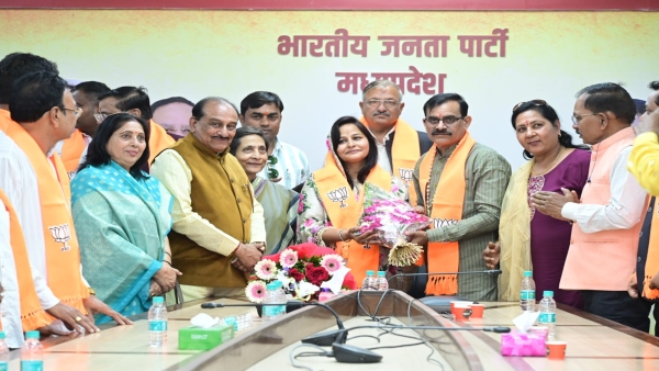 CM Yadav and VD Sharma gave membership of BJP to Congress leaders of Jabalpur and Indore CM Yadav and VD Sharma gave membership of BJP to Congress leaders of Jabalpur and Indore