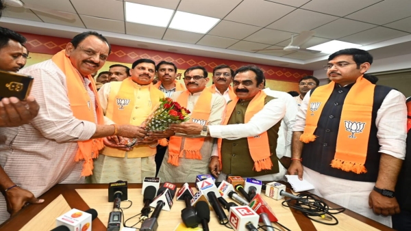 CM Yadav and VD Sharma gave membership of BJP to Congress leaders of Jabalpur and Indore CM Yadav and VD Sharma gave membership of BJP to Congress leaders of Jabalpur and Indore