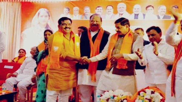 Former Congress MLA Manoj Chawla the main accused in food looting joins BJP in ratlam
