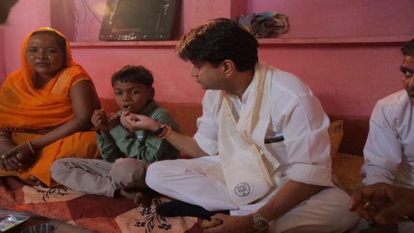 Congress celebrates birth anniversary only of family members Jyotiraditya Scindia statement in Guna