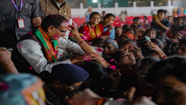 Shivraj Singh Chauhan conducted a road show among women in village Jait and Mandideep on Bhaidooj