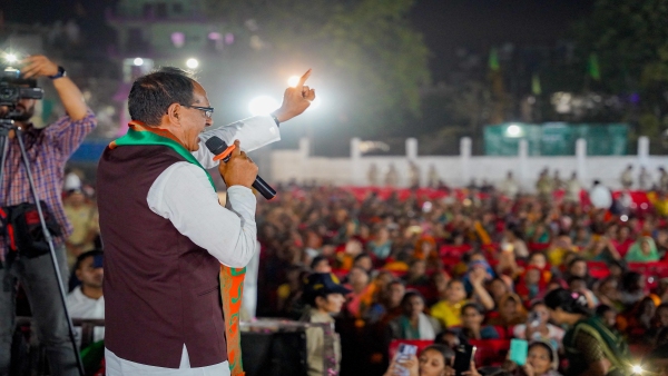 Shivraj Singh Chauhan conducted a road show among women in village Jait and Mandideep on Bhaidooj