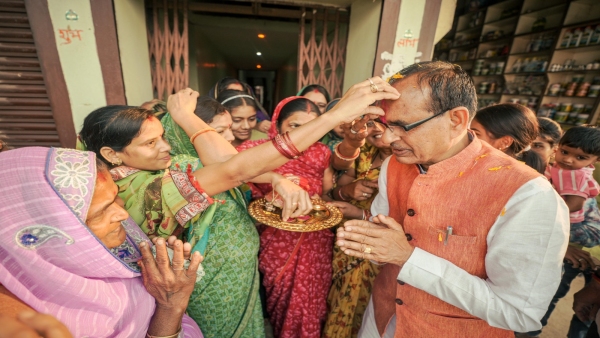 Shivraj Singh Chauhan said in the Holi Milan function of Budhni - Will give lotus gift to PM Modi Shivraj Singh Chauhan said in the Holi Milan function of Budhni - Will give lotus gift to PM Modi