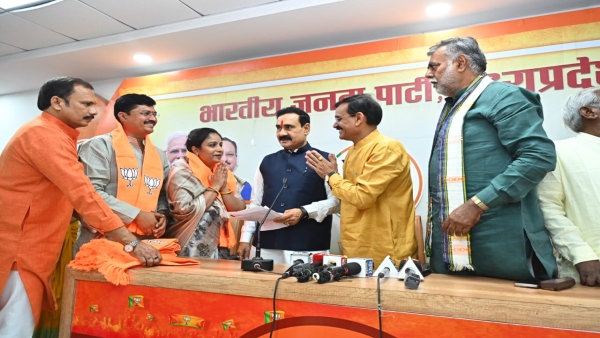 Damoh District Panchayat President joins BJP former MLA Munna Raja also leaves Congress