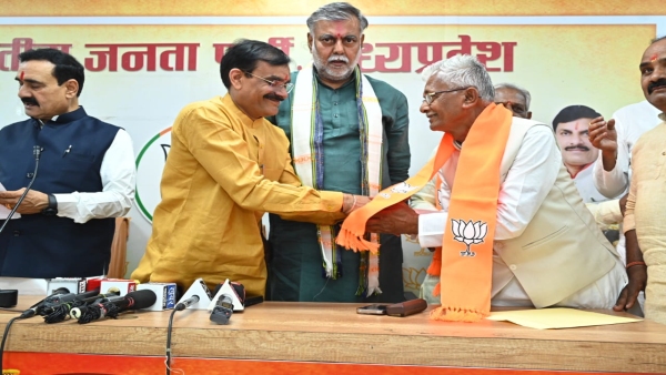 Damoh District Panchayat President joins BJP former MLA Munna Raja also leaves Congress