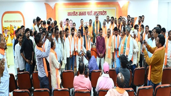 Damoh District Panchayat President joins BJP former MLA Munna Raja also leaves Congress