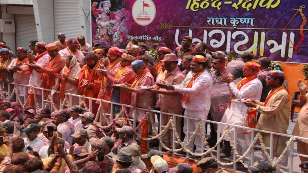 Indoris set an example by giving way to ambulance in Rajwada Holi being played due to Rang Panchami Indoris set an example by giving way to ambulance in Rajwada Holi being played due to Rang Panchami