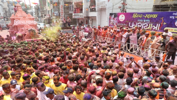 Colors and gulal rained heavily on Rang Panchami tableau of Braj Holi was included in the moving ceremony