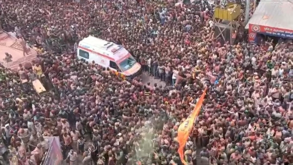 Indoris set an example by giving way to ambulance in Rajwada Holi being played due to Rang Panchami Indoris set an example by giving way to ambulance in Rajwada Holi being played due to Rang Panchami
