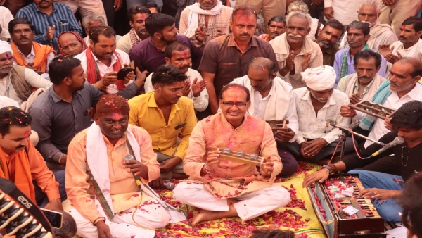 Shivraj Singh Chauhan played Manjira in Salamatpur and Besar villages of Sanchi Holi get together