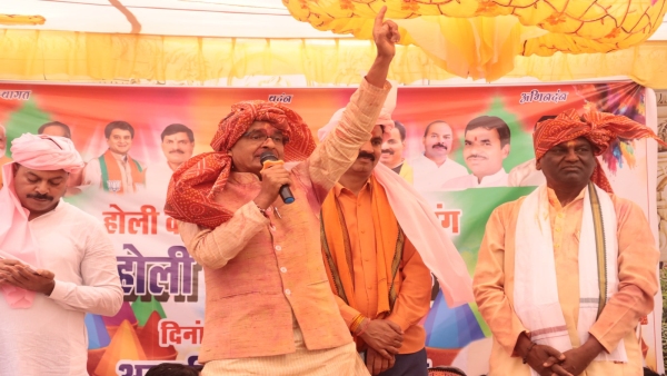Shivraj Singh Chauhan played Manjira in Salamatpur and Besar villages of Sanchi Holi get together
