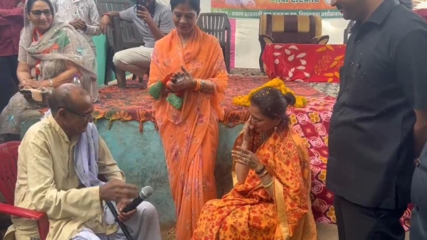 Priyadarshini Raje cried after listening to an old man s poem on Jyotiraditya Scindia in Ashok Nagar