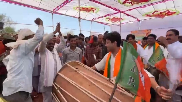 BJP candidate from Guna Jyotiraditya Scindia reached Suator played drum among tribal brothers and sisters