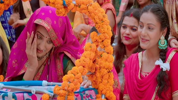 Actress Akshara Singh seen as a cultured daughter-in-law in the Bhojpuri Song Padh Likh Ke Babuni