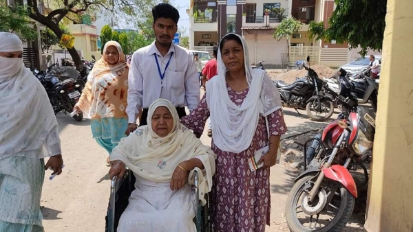 jabalpur Lok sabha Chunav 2024 Voting Presiding officer suspended for making polling booth photo viral jabalpur Lok sabha Chunav 2024 Voting Presiding officer suspended for making polling booth photo viral