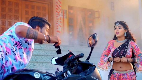 Mahi Shrivastava And Goldi Yadav Latest Bhojpuri Song Khatiya 2024 Video News Hindi