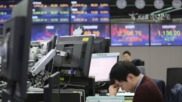 Japan s yen hit a historic low
