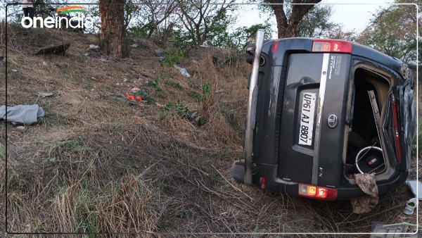 ballia-news-safari-filled-with-wedding-procession-went-out-of-control-and-overturned-on-the-highway
