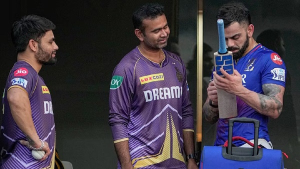 Rinku getting another bat from Kohli