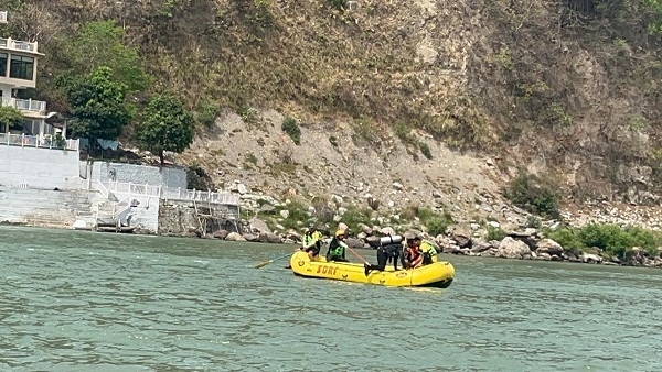 Rishikesh news group of eight people came Delhi to visit Rishikesh man girl drowned while bathing