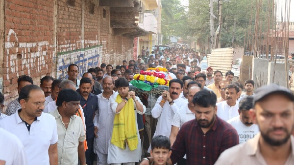 Scindia gave shoulder to two BJP leaders Scindia gave shoulder to two BJP leaders