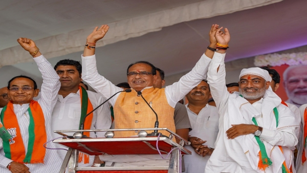 Shivraj Singh Chauhan worshiped Narmada along with BJP candidate Darshan Singh Choudhary