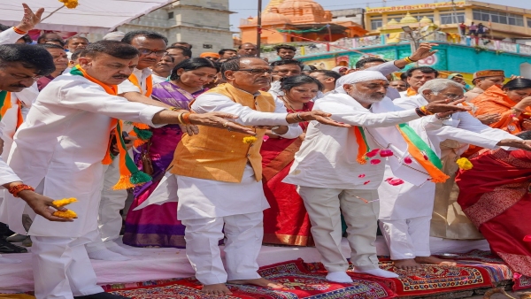Shivraj Singh Chauhan worshiped Narmada along with BJP candidate Darshan Singh Choudhary