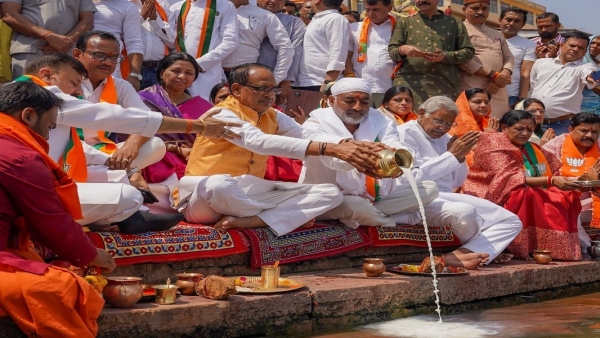 Shivraj Singh Chauhan worshiped Narmada along with BJP candidate Darshan Singh Choudhary