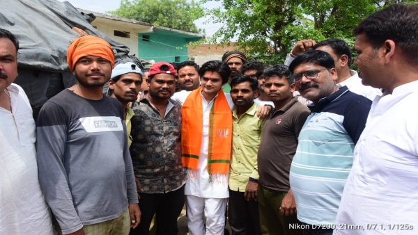 Chanderi Jyotiraditya Scindia son Aryaman made tea with his own hands and served it to the people