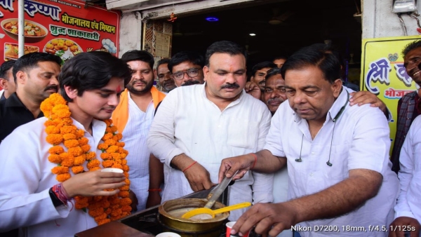 Chanderi Jyotiraditya Scindia s son Aryaman made tea with his own hands and served it to the people