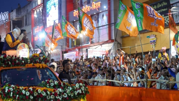 PM Narendra Modi road show huge crowd gathered people climbed on top of houses to watch CM Yadav also participated
