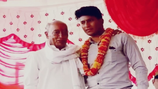 in Chachoda Digvijay Singh young man told Modi about the sweet pill said eating it causes fever