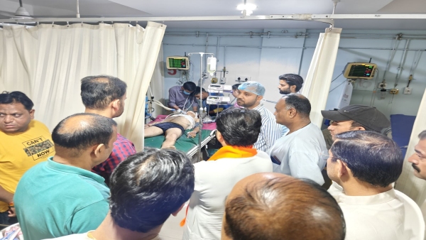 Two BJP workers died in sudden accident in Guna Jyotiraditya Scindia reached hospital at night