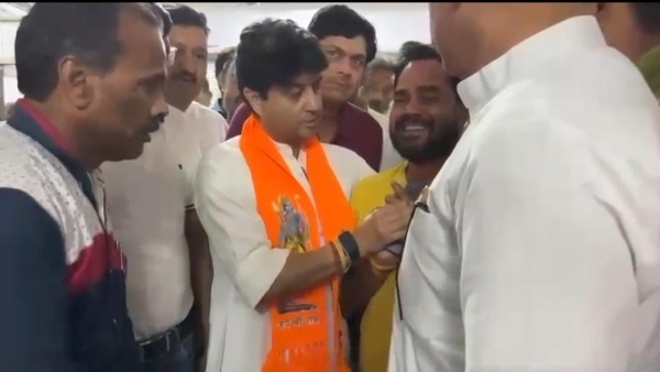 Two BJP workers died in sudden accident in Guna Jyotiraditya Scindia reached hospital at night