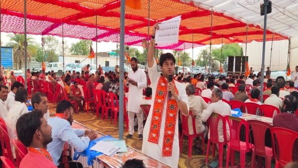 Jyotiraditya Scindia held a meeting with Chanderi booth workers of Ashok Nagar
