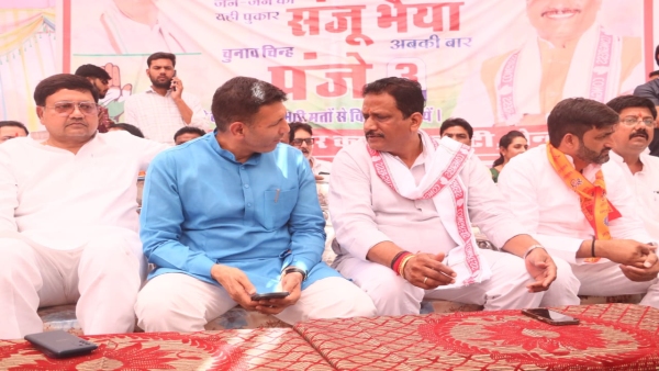 Tendukheda Jitu Patwari made tea with Hoshangabad Lok Sabha congress candidate Sanjay Sharma