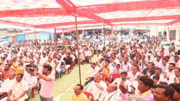 Tendukheda Jitu Patwari made tea with Hoshangabad Lok Sabha congress candidate Sanjay Sharma