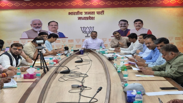 Newly married couple reached Chhindwara to vote for Lok Sabha elections 2024