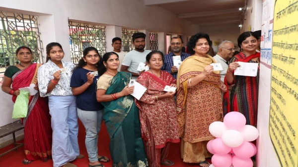 Women showed enthusiasm during voting in Chhindwara Congress candidate Nakul Nath and BJP Vivek Sahu
