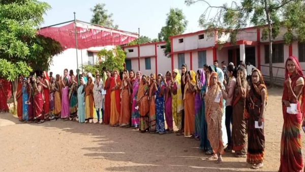 lok sabha election 2024 Voters gathered to vote in Naxal affected area 16 53 voting till 9 pm