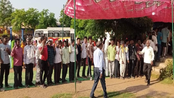 lok sabha election 2024 Voters gathered to vote in Naxal affected area 16 53 voting till 9 pm